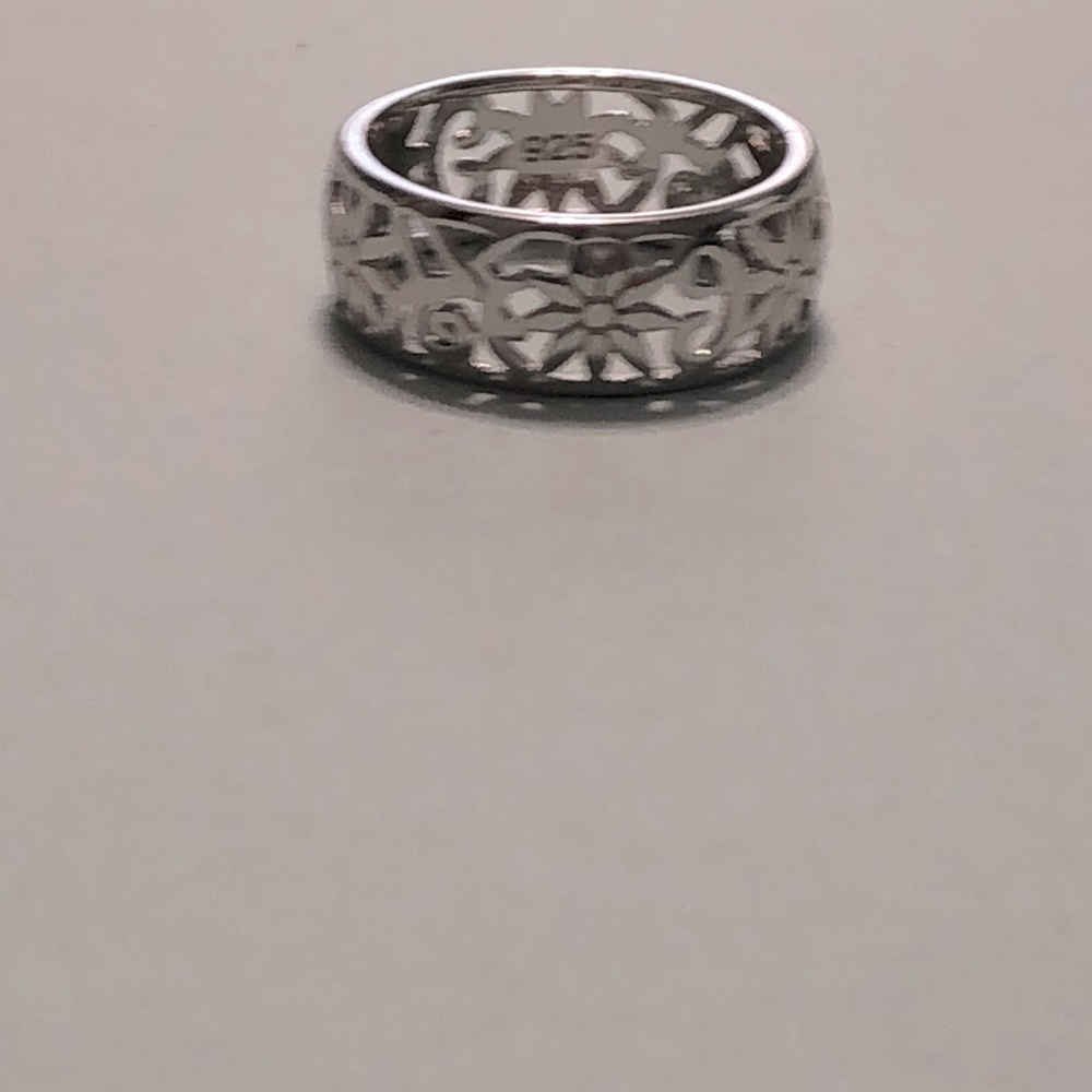 Size 6 flower ring on 925 silver marked
